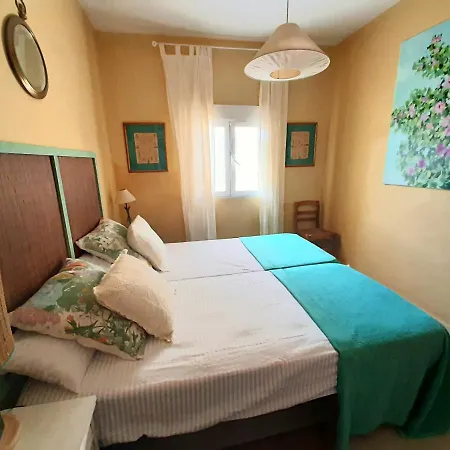 El Sueno De La Pintora, Al Lado De Piscinas *