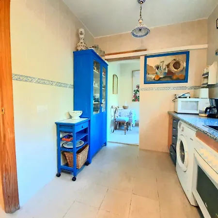 El Sueno De La Pintora, Al Lado De Piscinas